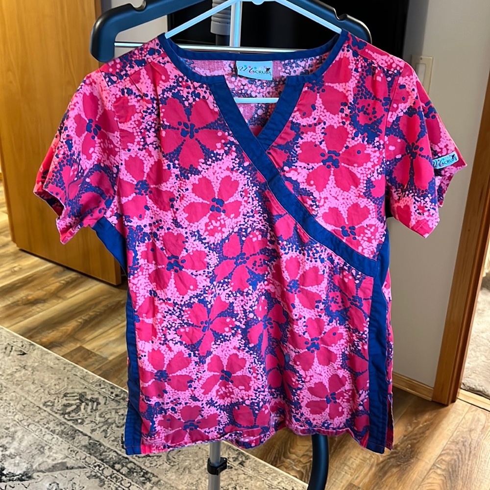 Floral scrub top